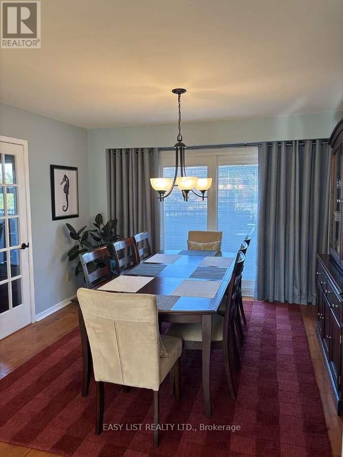 6942 Barrisdale Drive, Mississauga, Ontario  L5N 2H4 - Photo 7 - W12494118