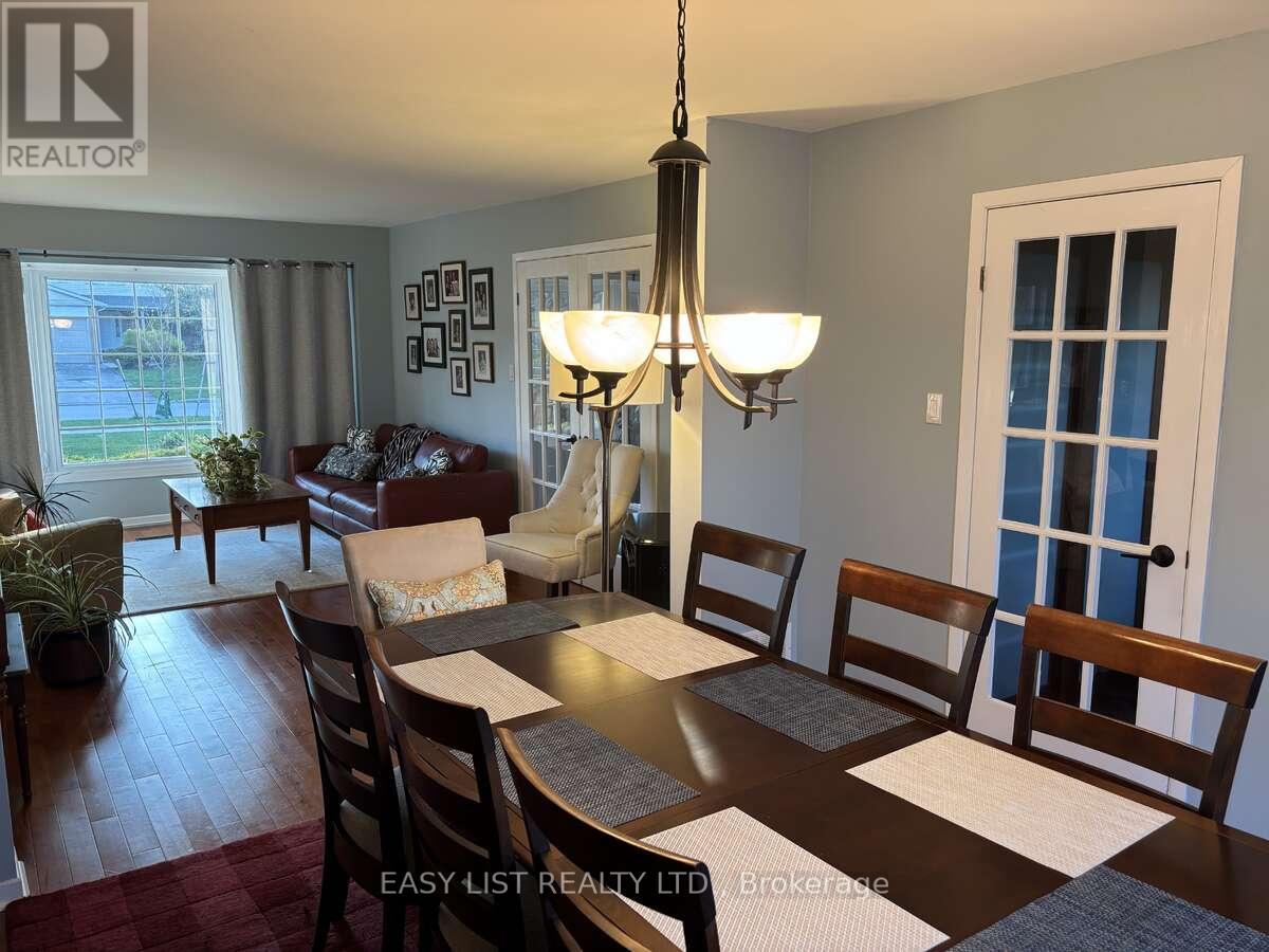 6942 Barrisdale Drive, Mississauga, Ontario  L5N 2H4 - Photo 9 - W12494118