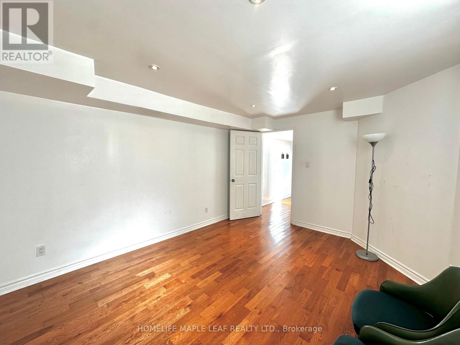 41 Woodstream Avenue E, Brampton, Ontario  L6R 1N7 - Photo 24 - W12494128