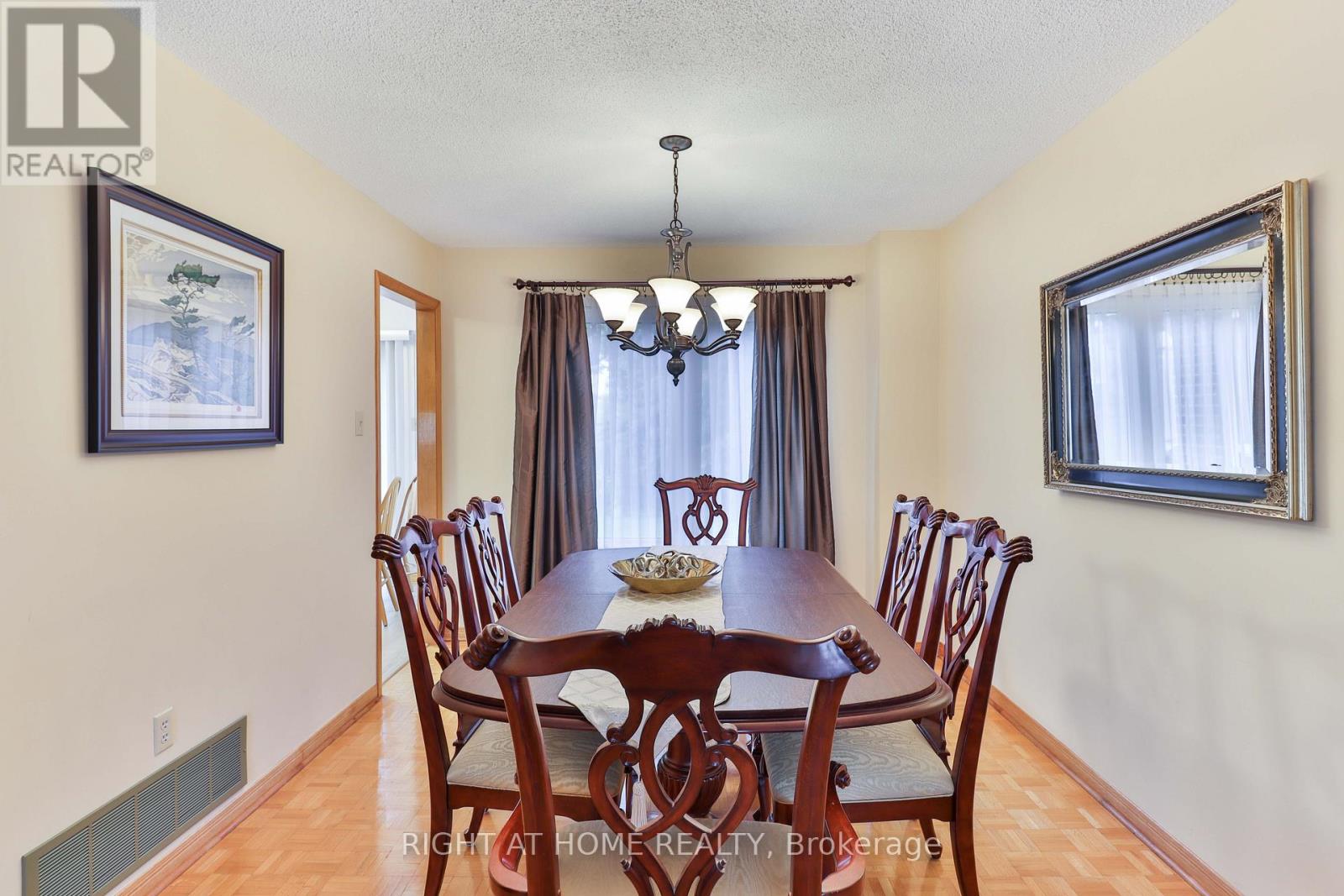 1433 Bough Beeches Boulevard, Mississauga, Ontario  L4W 3B4 - Photo 10 - W12494136