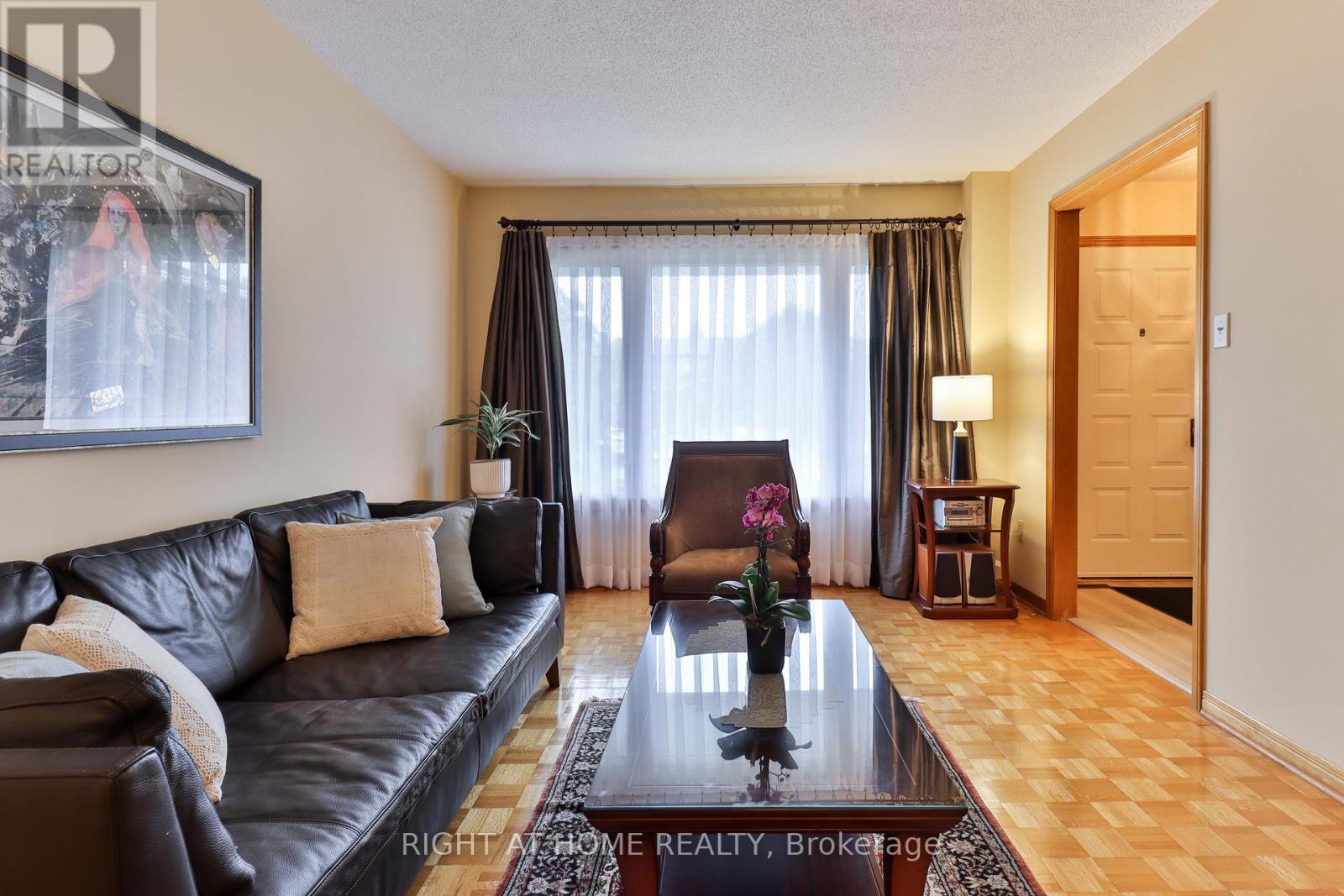 1433 Bough Beeches Boulevard, Mississauga, Ontario  L4W 3B4 - Photo 7 - W12494136