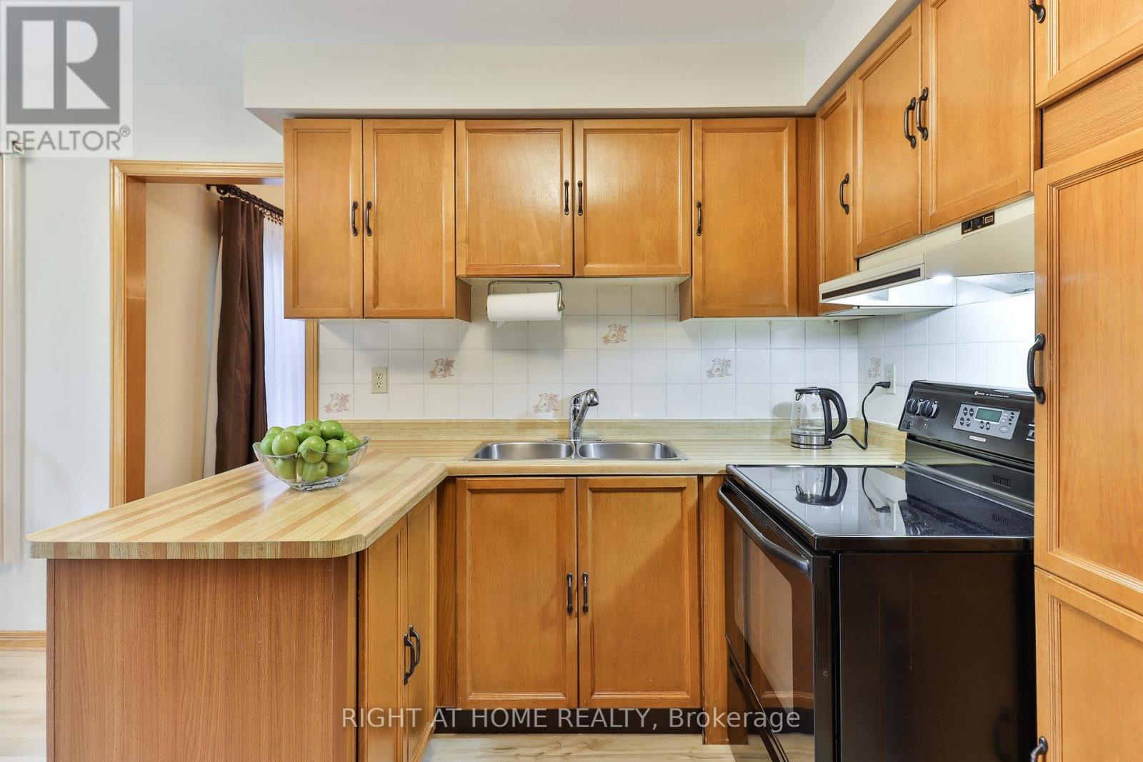 1433 Bough Beeches Boulevard, Mississauga, Ontario  L4W 3B4 - Photo 14 - W12494136