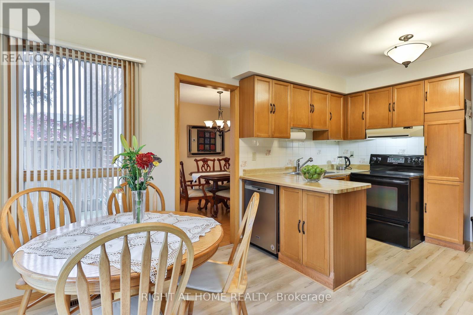 1433 Bough Beeches Boulevard, Mississauga, Ontario  L4W 3B4 - Photo 12 - W12494136