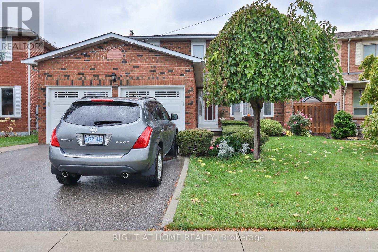 1433 Bough Beeches Boulevard, Mississauga, Ontario  L4W 3B4 - Photo 2 - W12494136