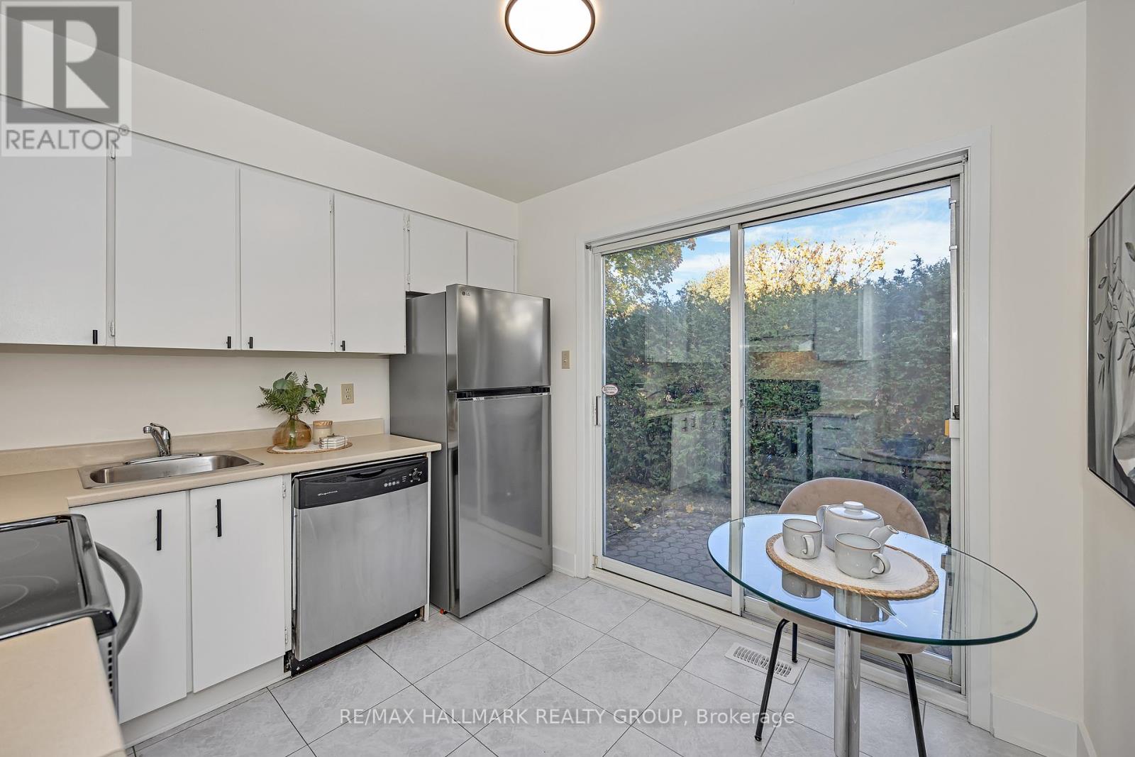 698 Malibu Terrace, Ottawa, Ontario  K2C 3T8 - Photo 14 - X12494194