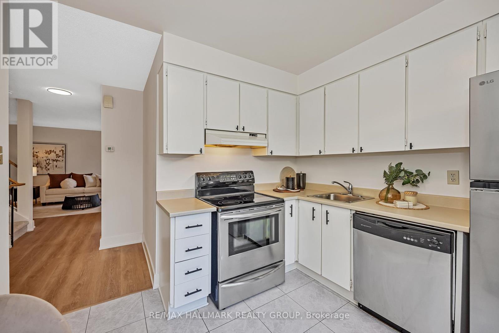 698 Malibu Terrace, Ottawa, Ontario  K2C 3T8 - Photo 15 - X12494194