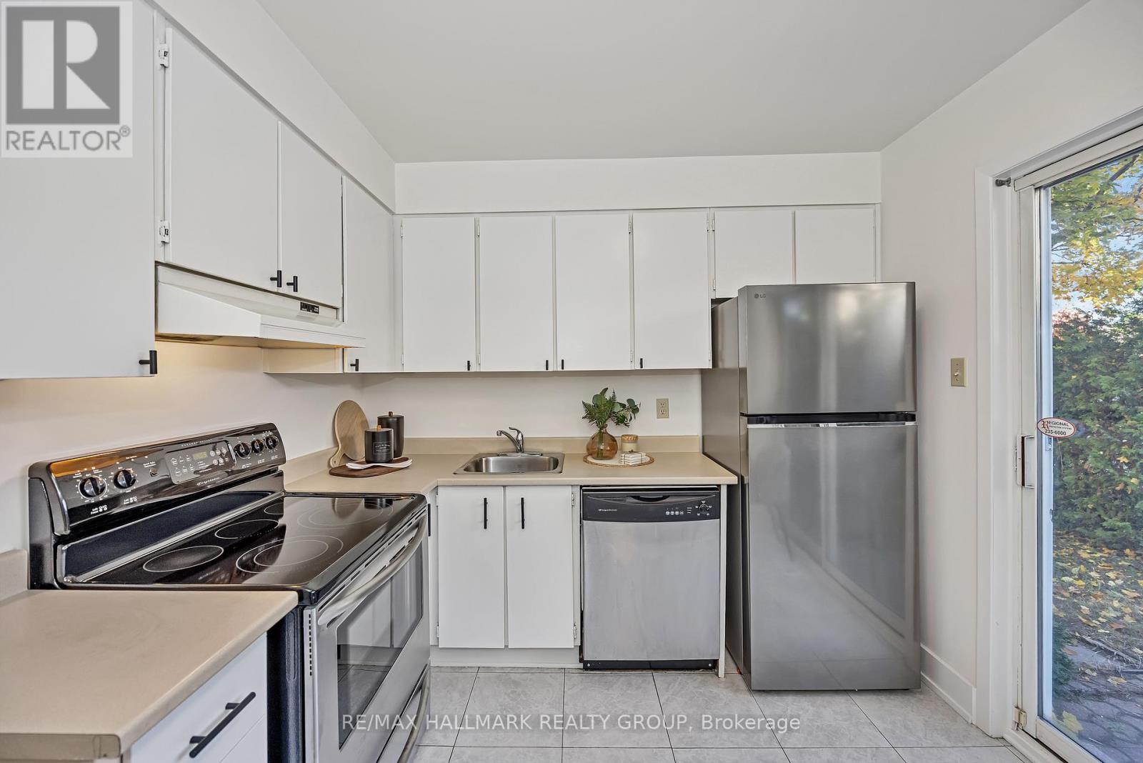 698 Malibu Terrace, Ottawa, Ontario  K2C 3T8 - Photo 18 - X12494194