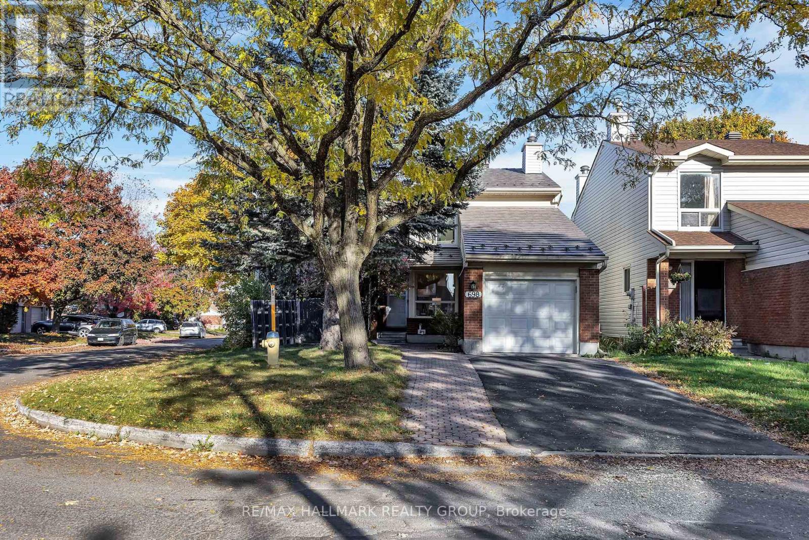 698 Malibu Terrace, Ottawa, Ontario  K2C 3T8 - Photo 2 - X12494194