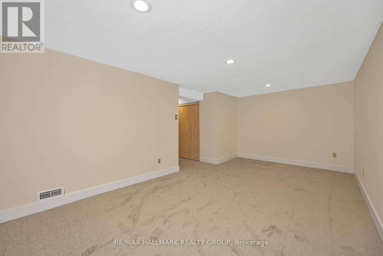 698 Malibu Terrace, Ottawa, Ontario  K2C 3T8 - Photo 36 - X12494194