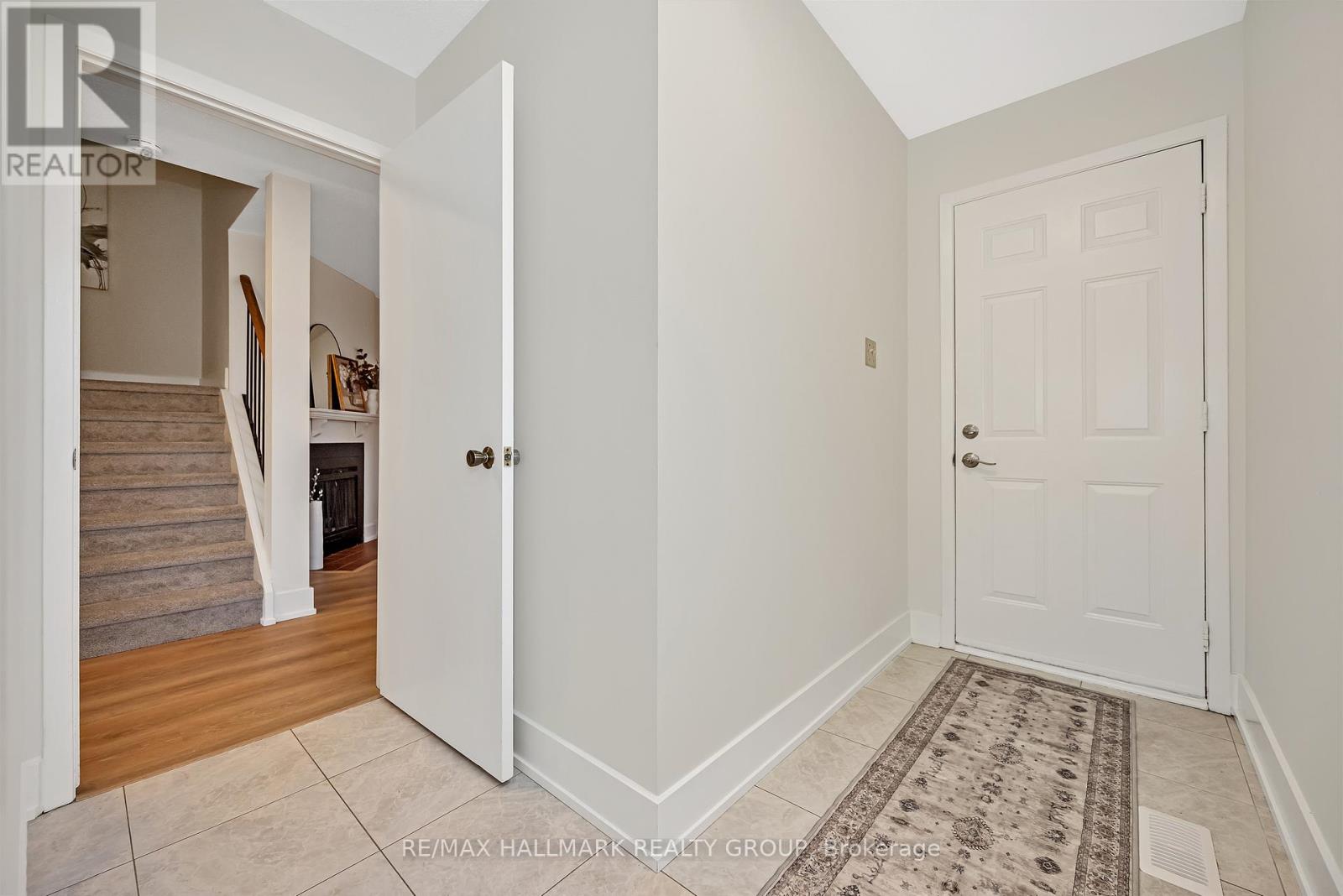 698 Malibu Terrace, Ottawa, Ontario  K2C 3T8 - Photo 8 - X12494194