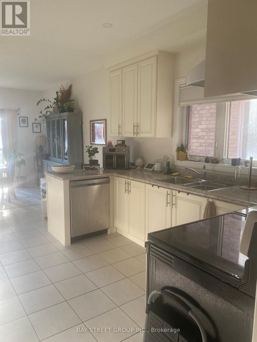 27 Palace Street, Thorold, Ontario  L2V 0J7 - Photo 5 - X12493510