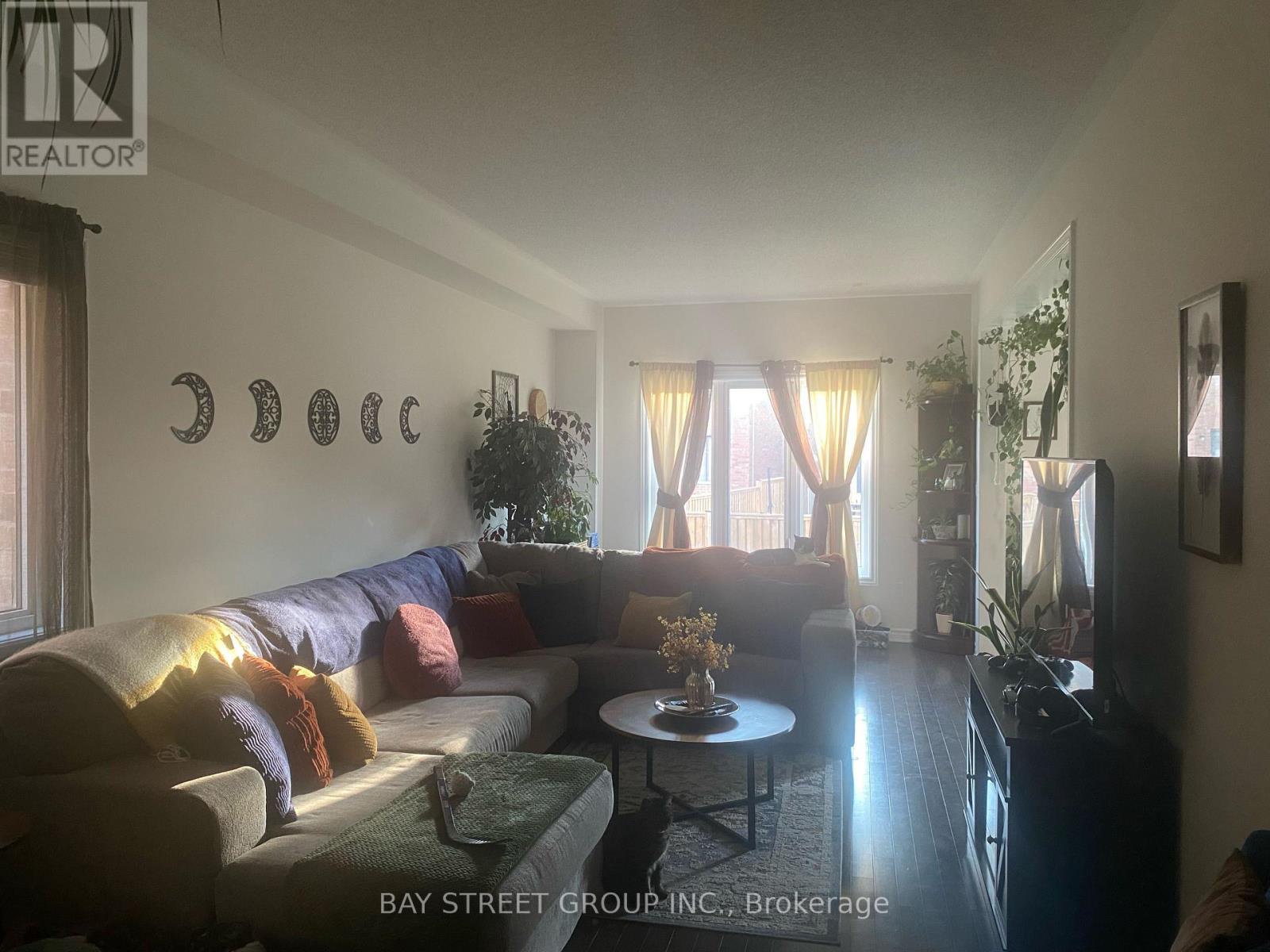 27 Palace Street, Thorold, Ontario  L2V 0J7 - Photo 9 - X12493510