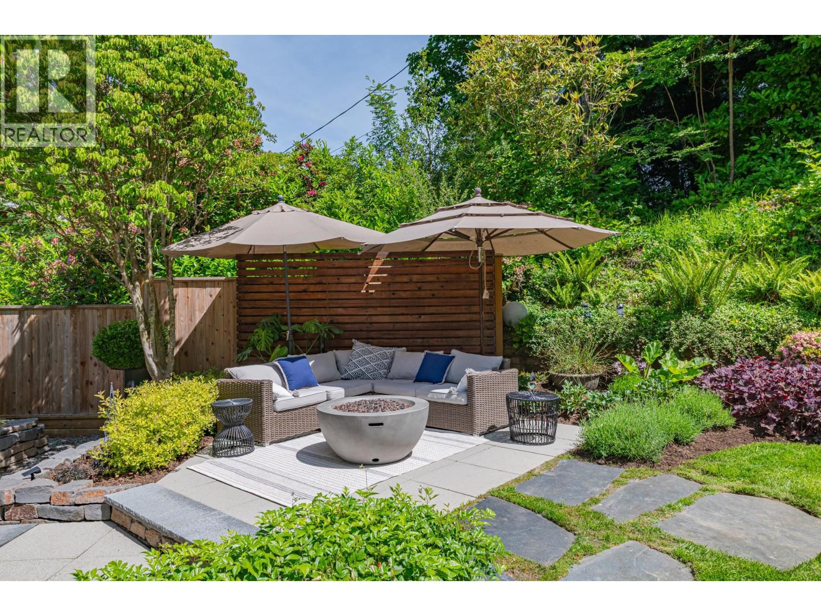 997 Canyon Boulevard, North Vancouver, British Columbia  V7R 2K2 - Photo 3 - R3056261