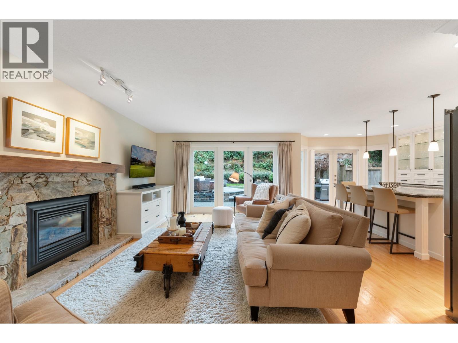 997 Canyon Boulevard, North Vancouver, British Columbia  V7R 2K2 - Photo 5 - R3056261