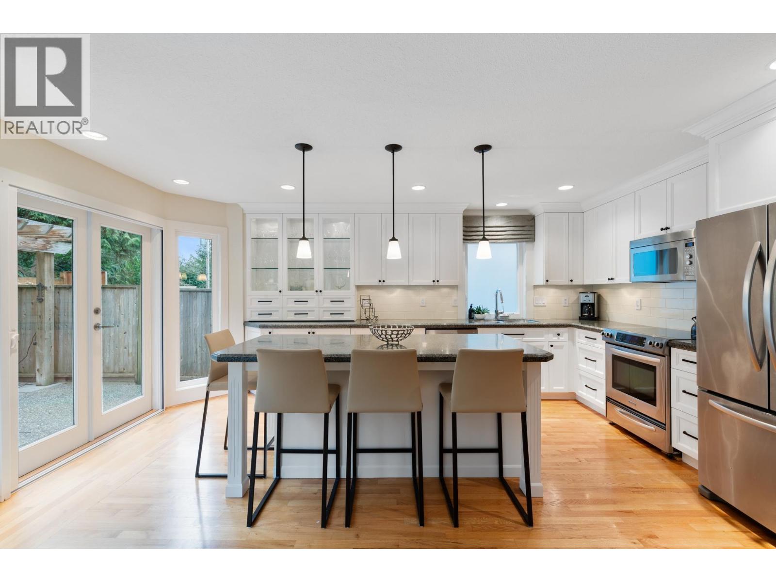 997 Canyon Boulevard, North Vancouver, British Columbia  V7R 2K2 - Photo 8 - R3056261