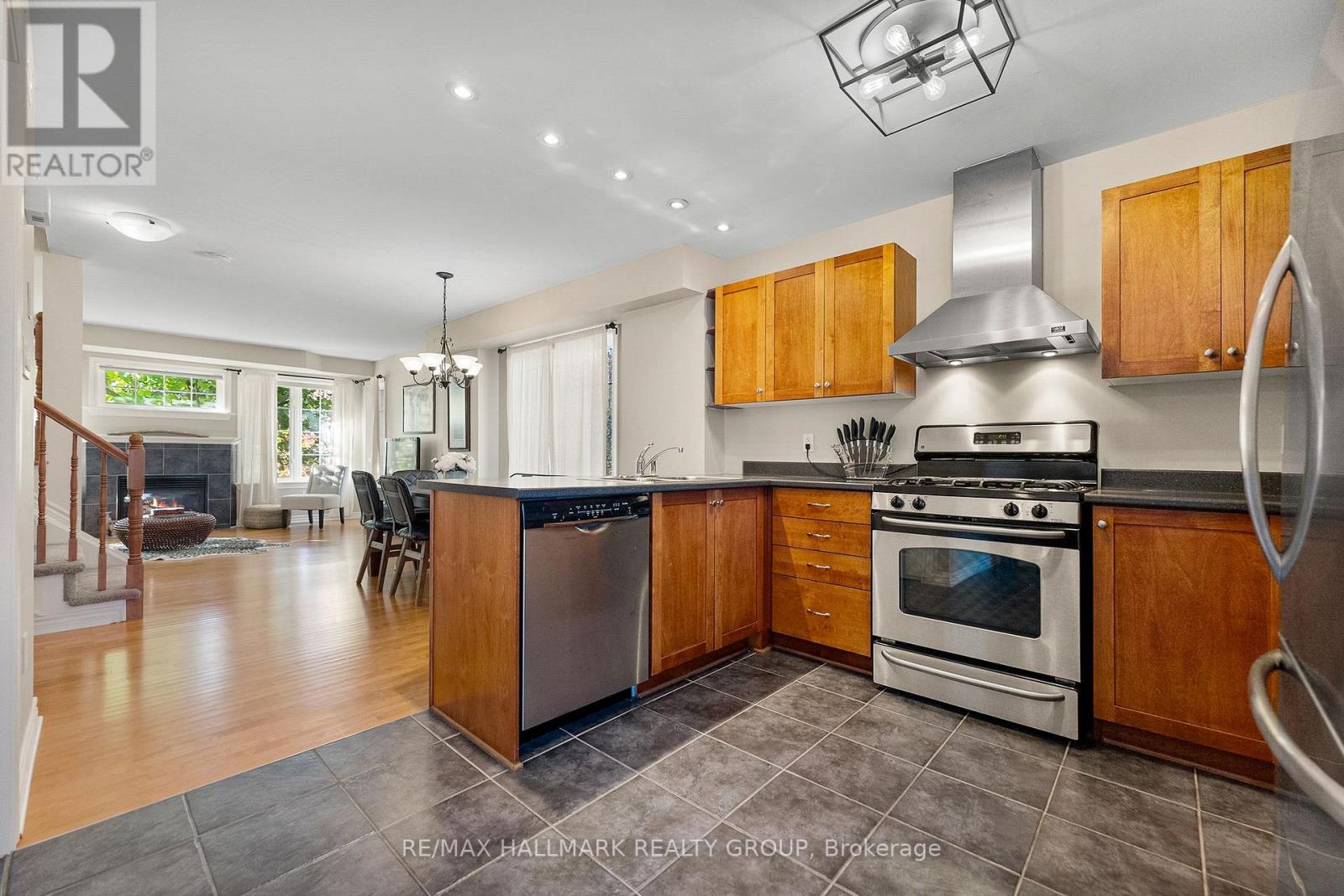 440 Edgeworth Avenue, Ottawa, Ontario  K2B 5L1 - Photo 3 - X12494234