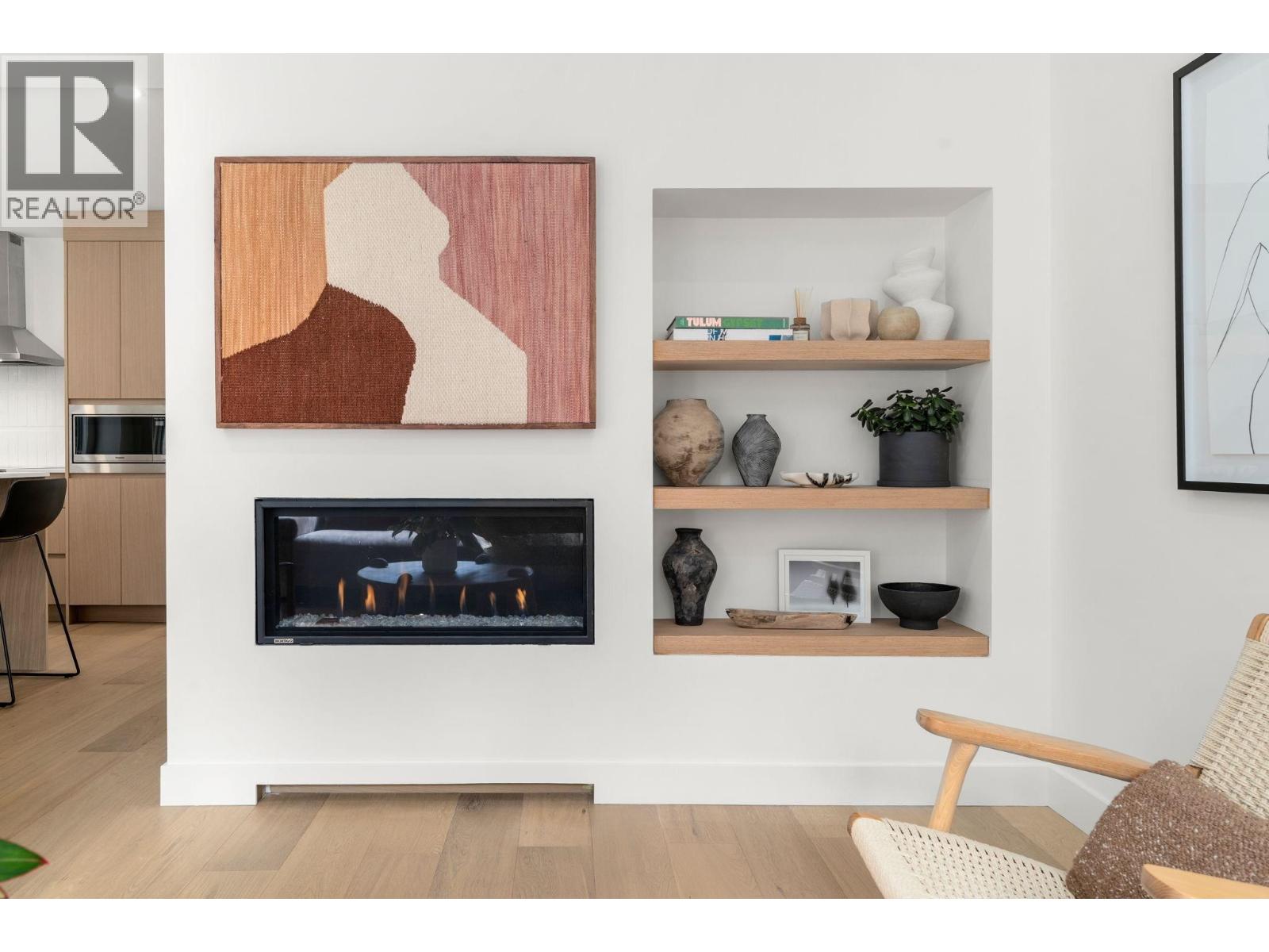 18 901 W 17TH STREET, North Vancouver, British Columbia