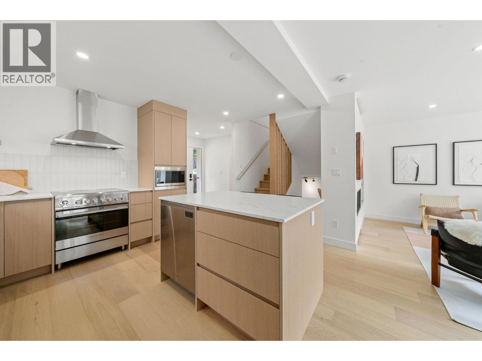 18 901 W 17th Street, North Vancouver, British Columbia  V7P 1V8 - Photo 2 - R3063522