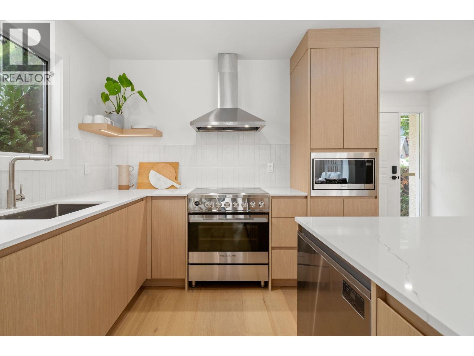 18 901 W 17th Street, North Vancouver, British Columbia  V7P 1V8 - Photo 3 - R3063522