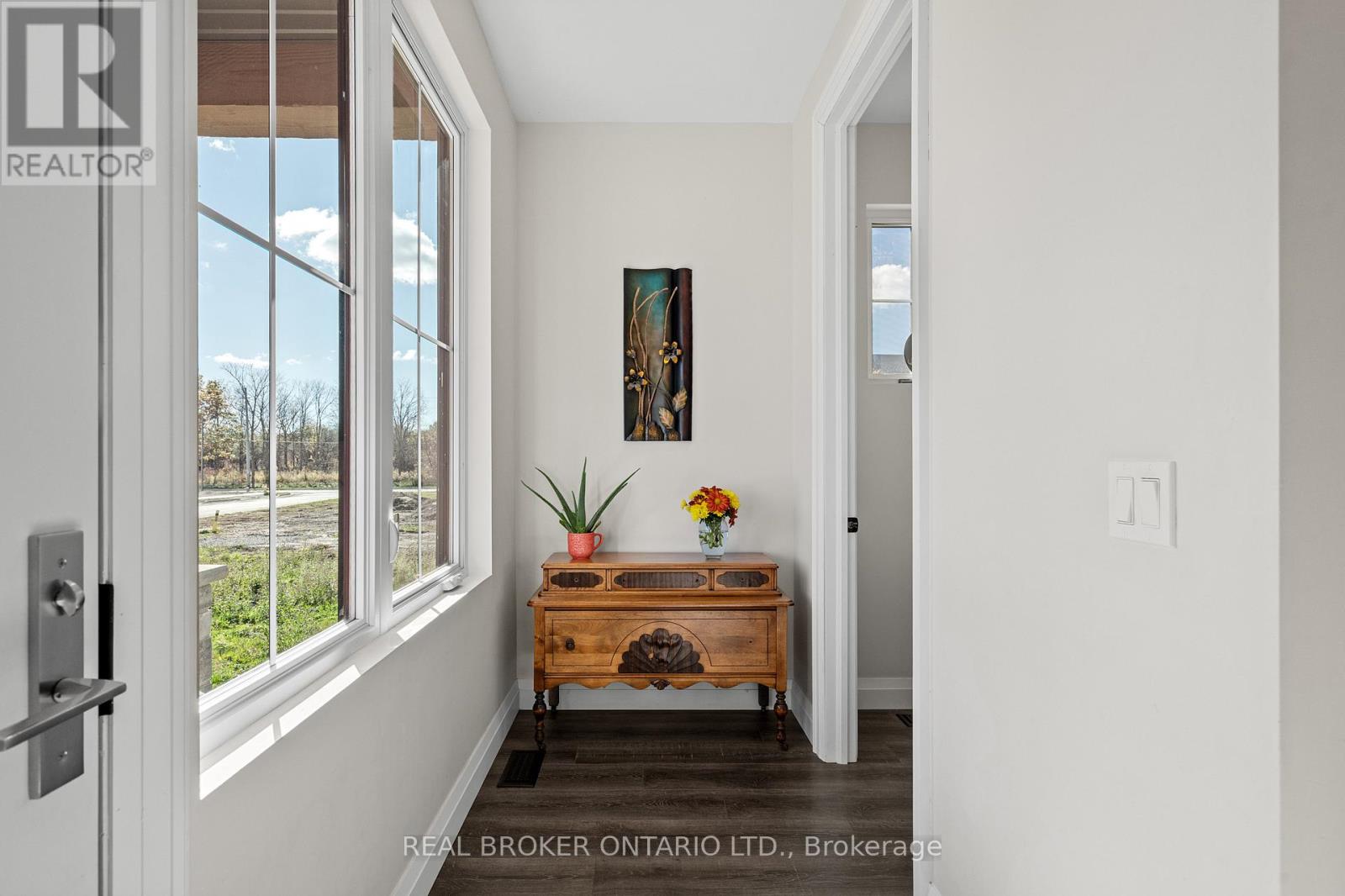 92 Ivy Crescent, Thorold, Ontario  L2V 0J9 - Photo 4 - X12494254