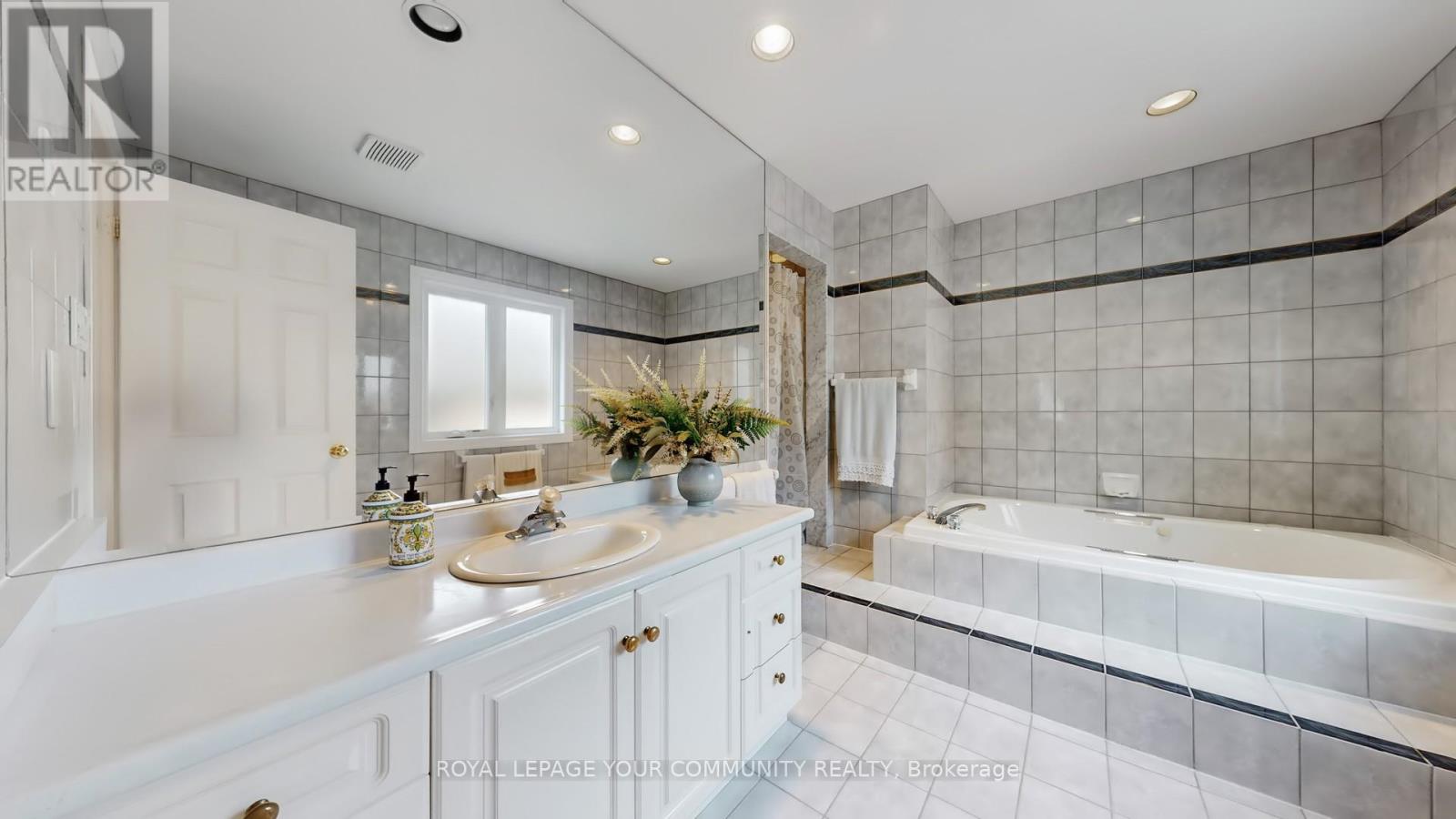 35 La Rush Drive, Toronto, Ontario  M9P 1S8 - Photo 18 - W12494288