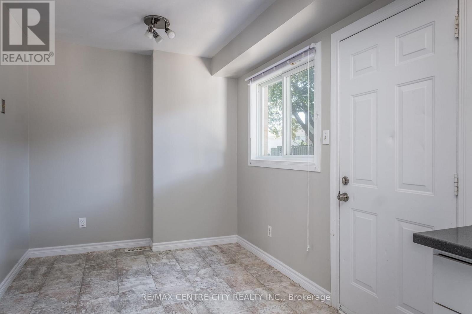 124 - 320 Westminster Avenue, London South, Ontario  N6C 5H5 - Photo 4 - X12476303