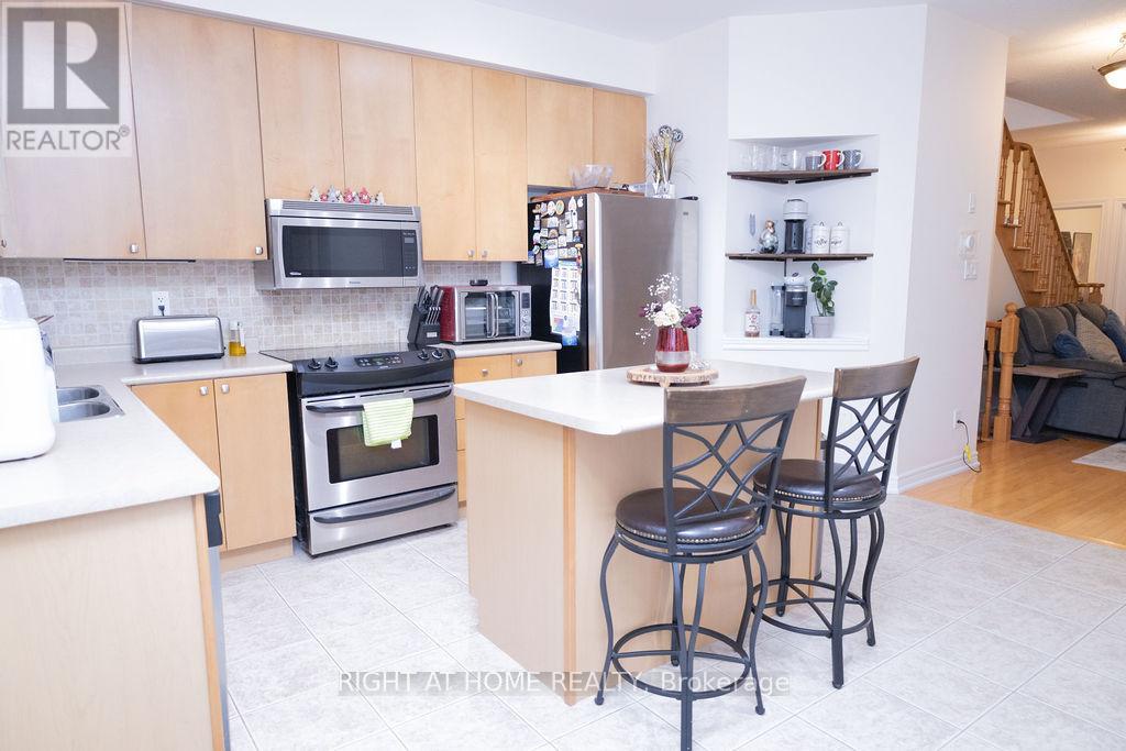 169 Zokol Drive, Aurora, Ontario  L4G 0C4 - Photo 5 - N12494290