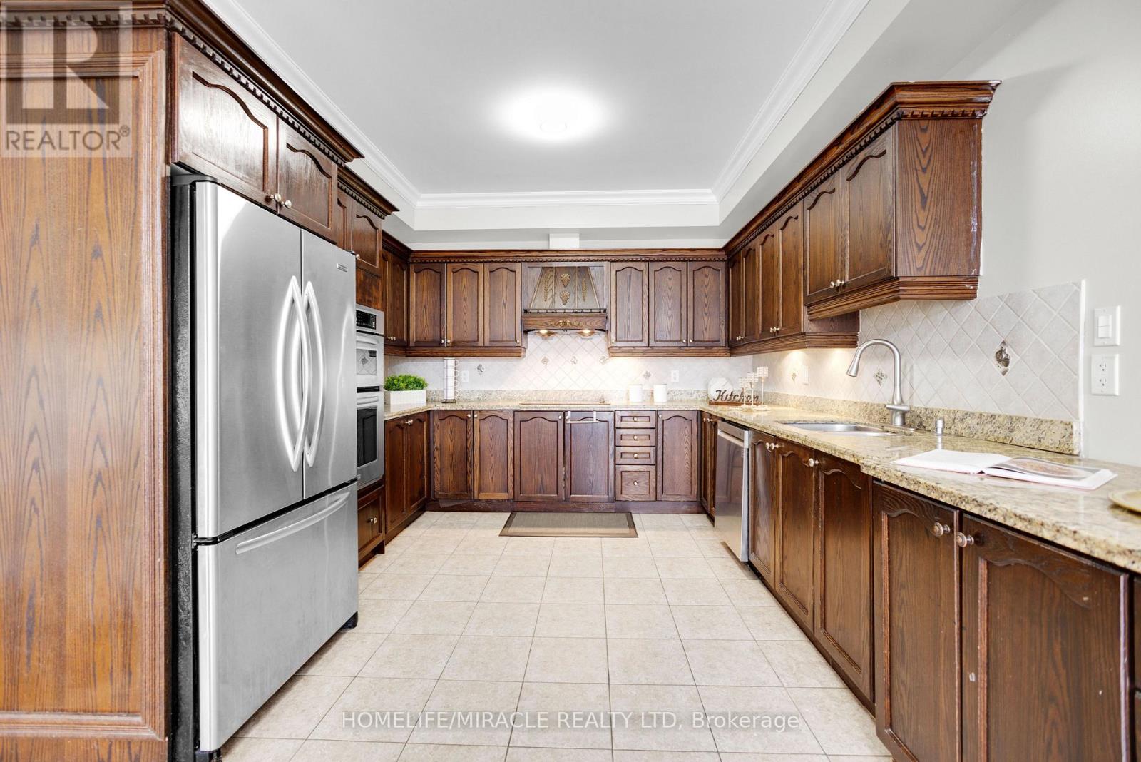 628 Twain Avenue, Mississauga, Ontario  L5W 0A3 - Photo 13 - W12494294