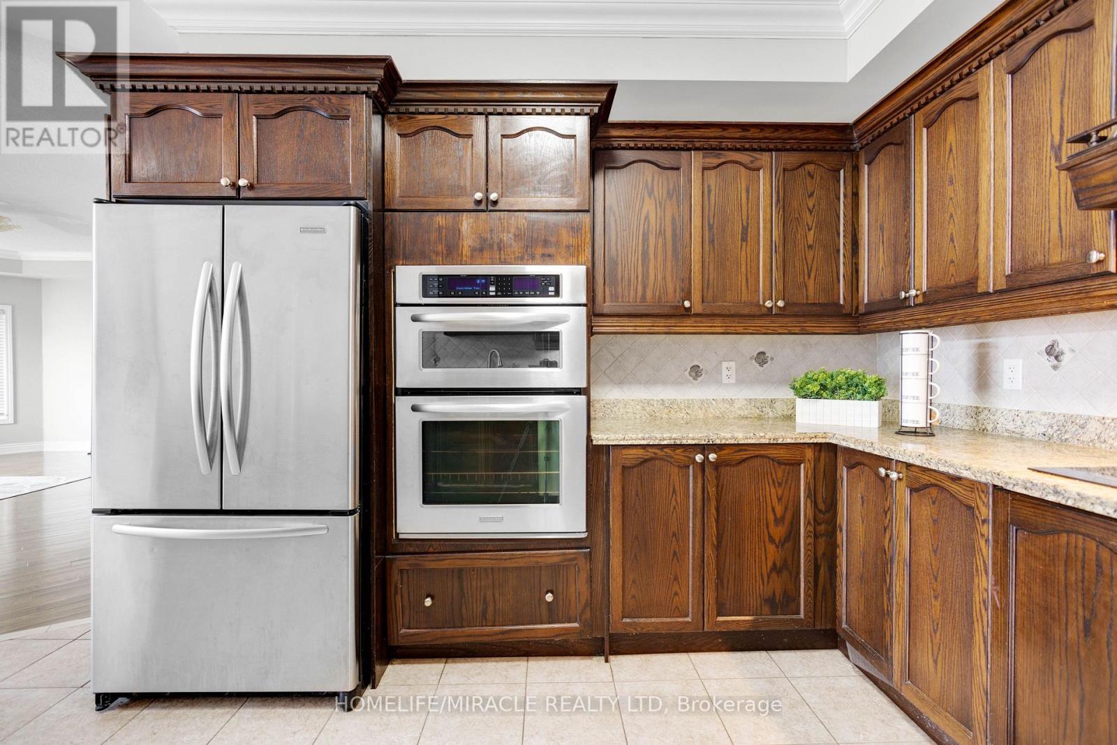 628 Twain Avenue, Mississauga, Ontario  L5W 0A3 - Photo 15 - W12494294