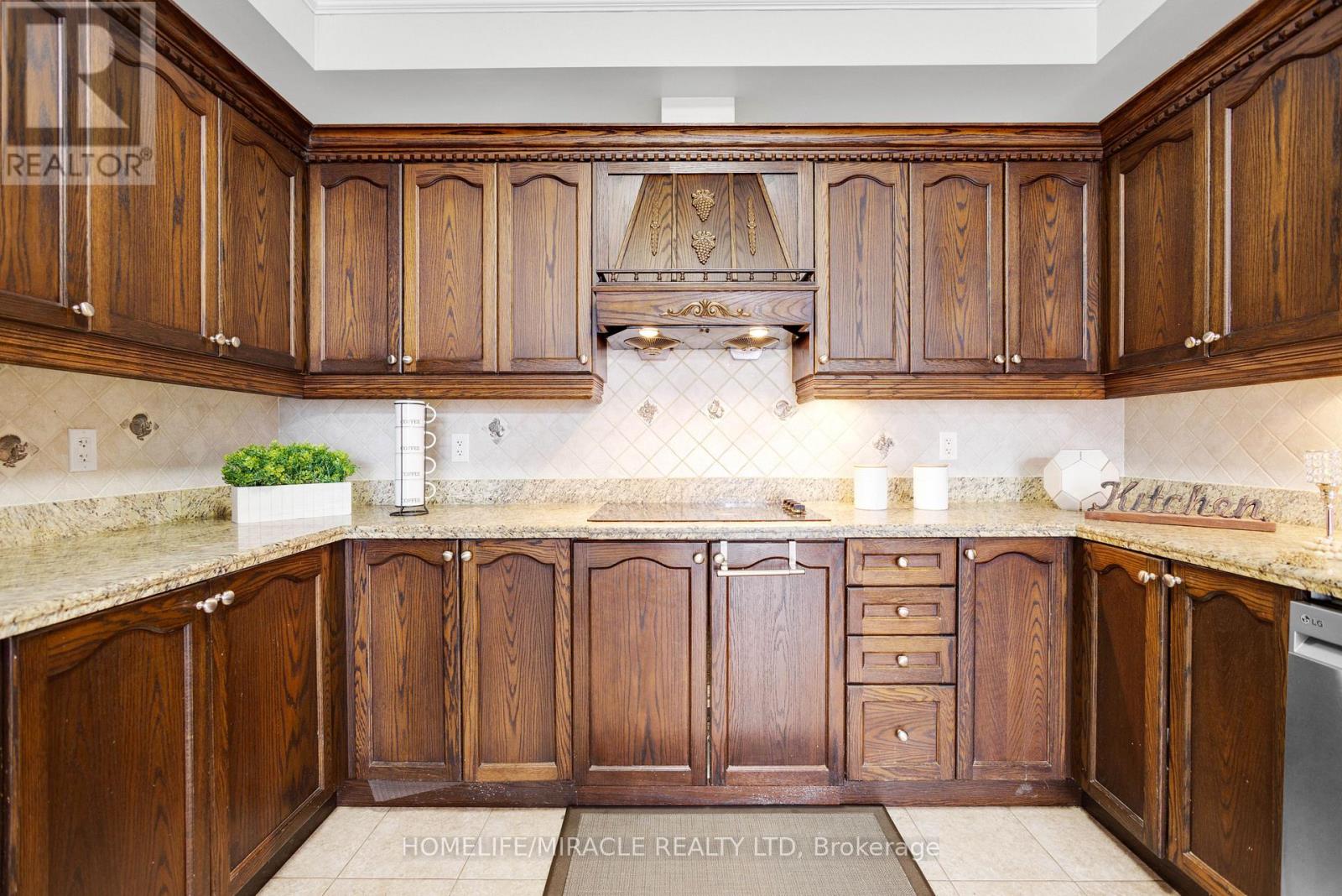 628 Twain Avenue, Mississauga, Ontario  L5W 0A3 - Photo 16 - W12494294