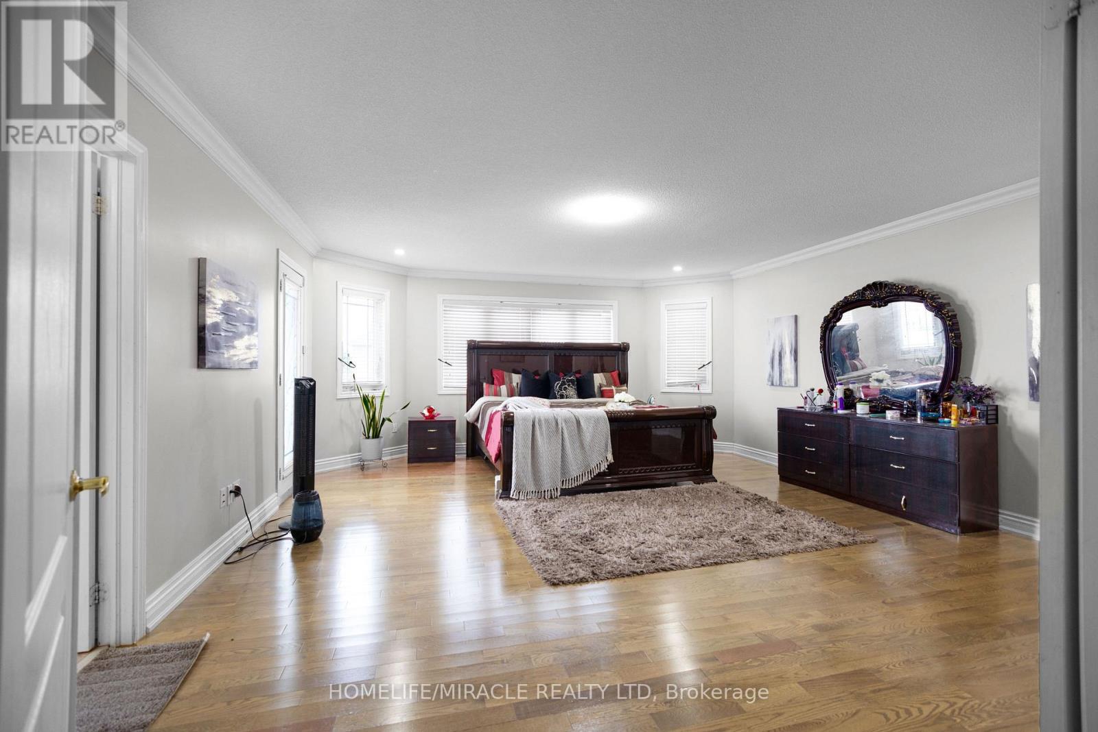 628 Twain Avenue, Mississauga, Ontario  L5W 0A3 - Photo 22 - W12494294