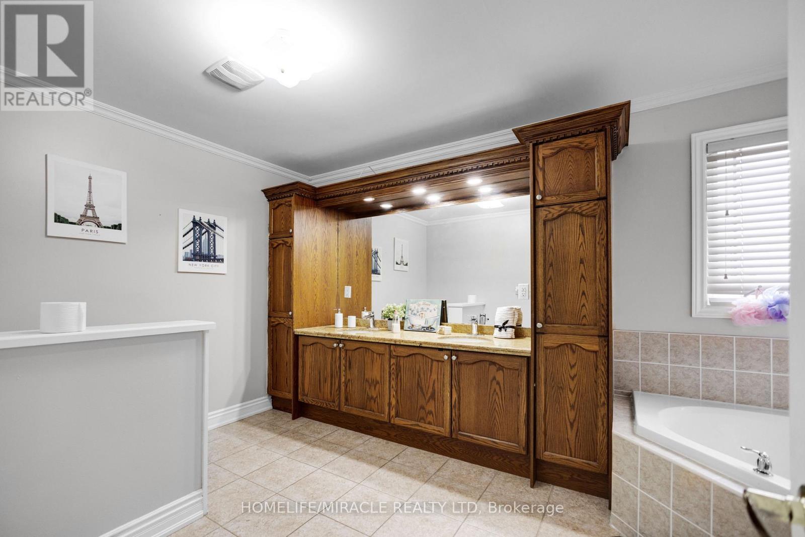 628 Twain Avenue, Mississauga, Ontario  L5W 0A3 - Photo 24 - W12494294