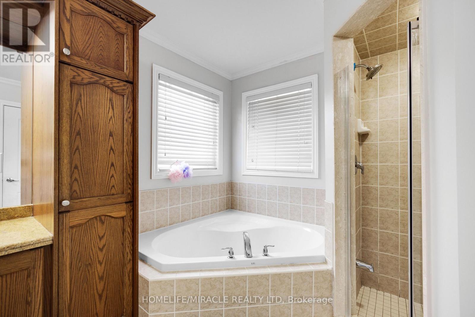 628 Twain Avenue, Mississauga, Ontario  L5W 0A3 - Photo 25 - W12494294