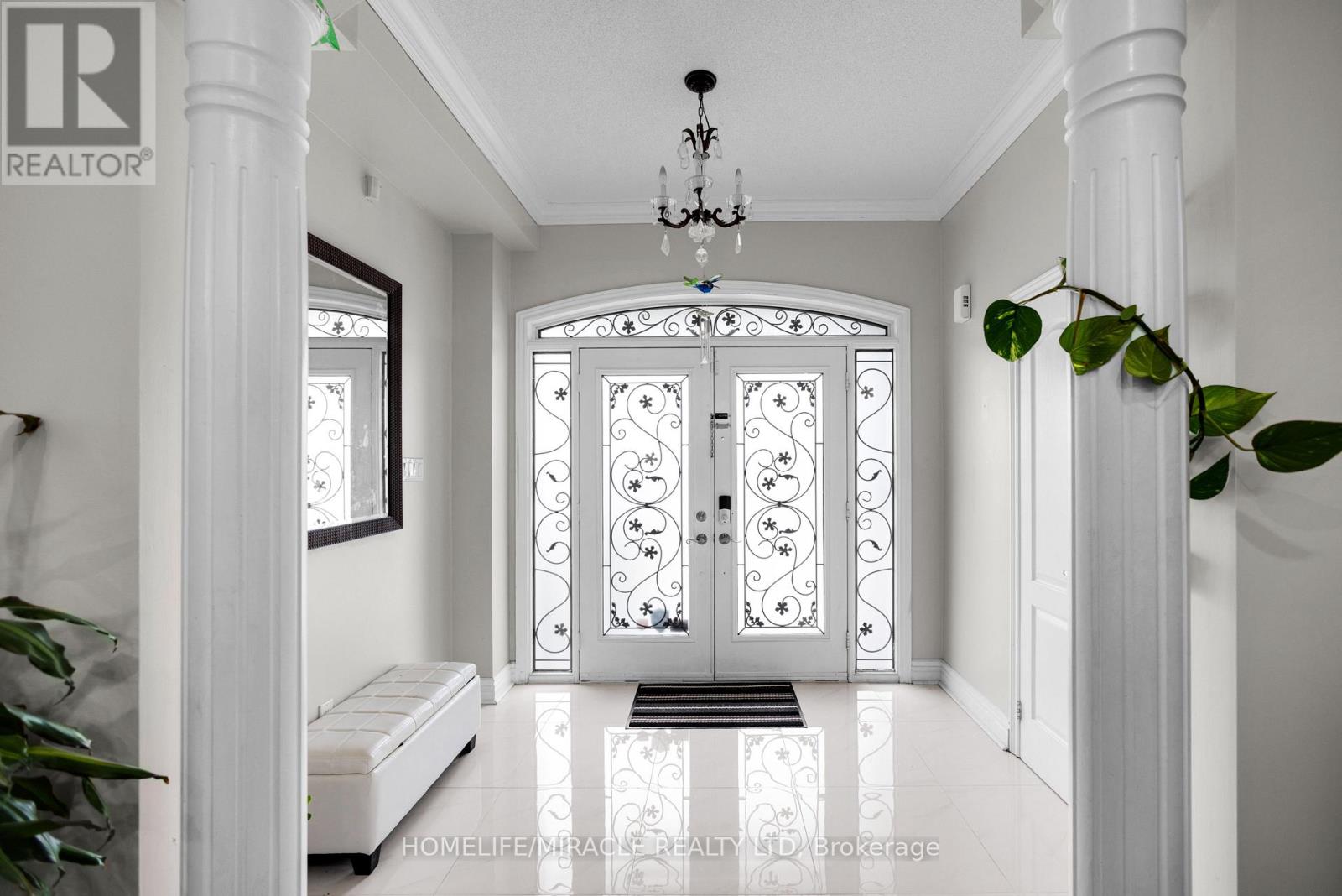 628 Twain Avenue, Mississauga, Ontario  L5W 0A3 - Photo 3 - W12494294