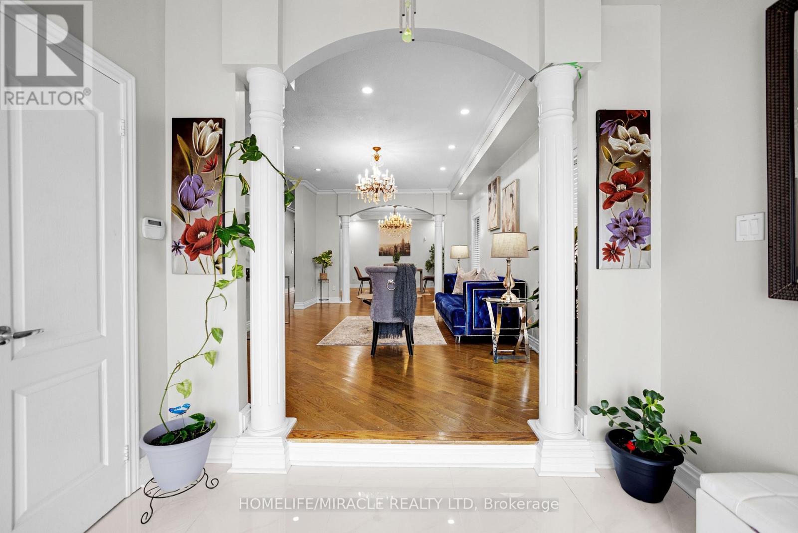 628 Twain Avenue, Mississauga, Ontario  L5W 0A3 - Photo 4 - W12494294