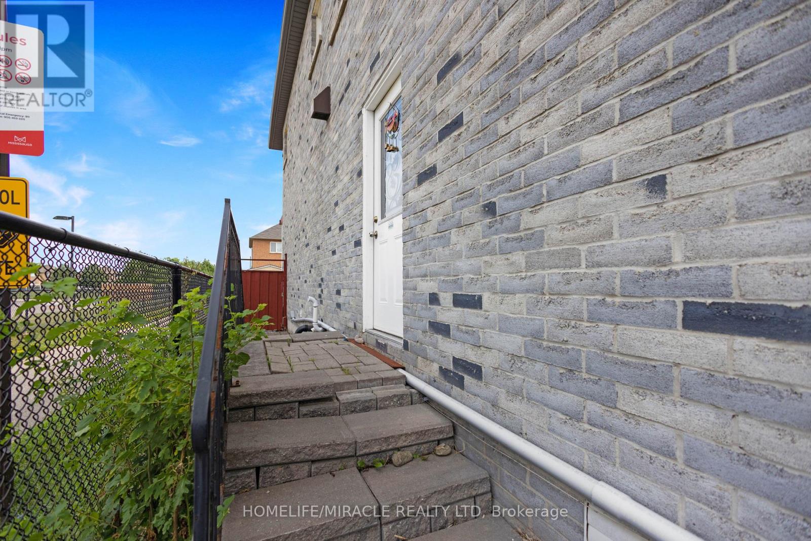 628 Twain Avenue, Mississauga, Ontario  L5W 0A3 - Photo 44 - W12494294