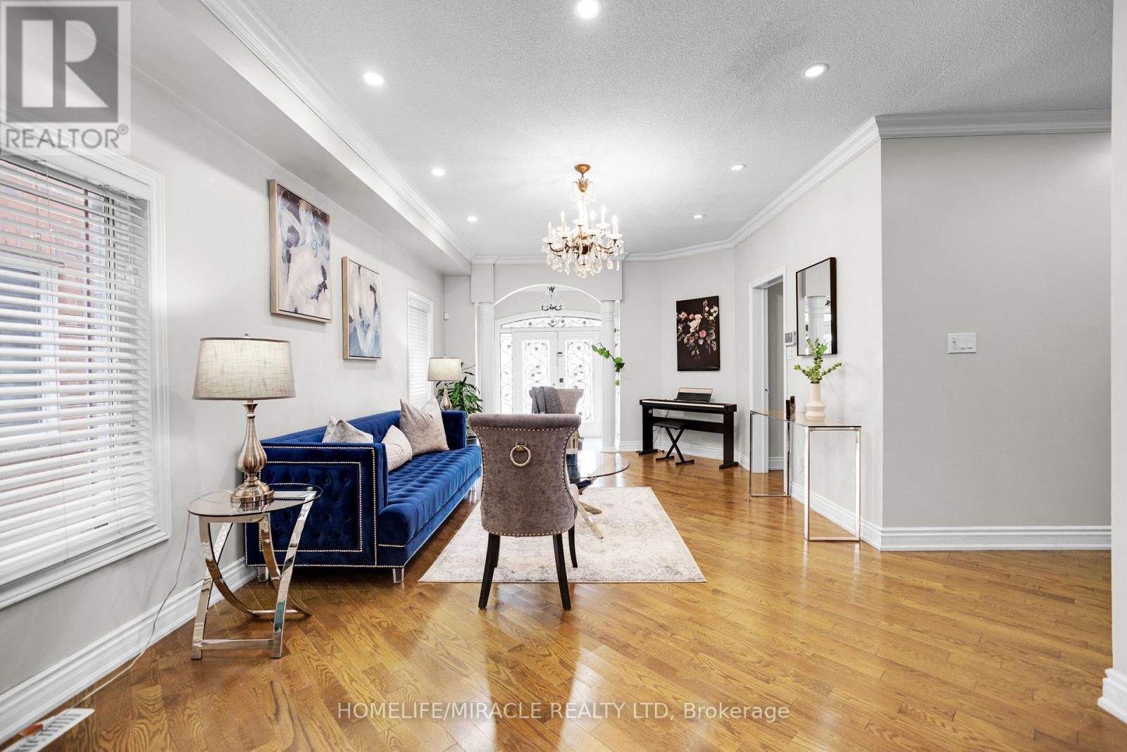 628 Twain Avenue, Mississauga, Ontario  L5W 0A3 - Photo 6 - W12494294