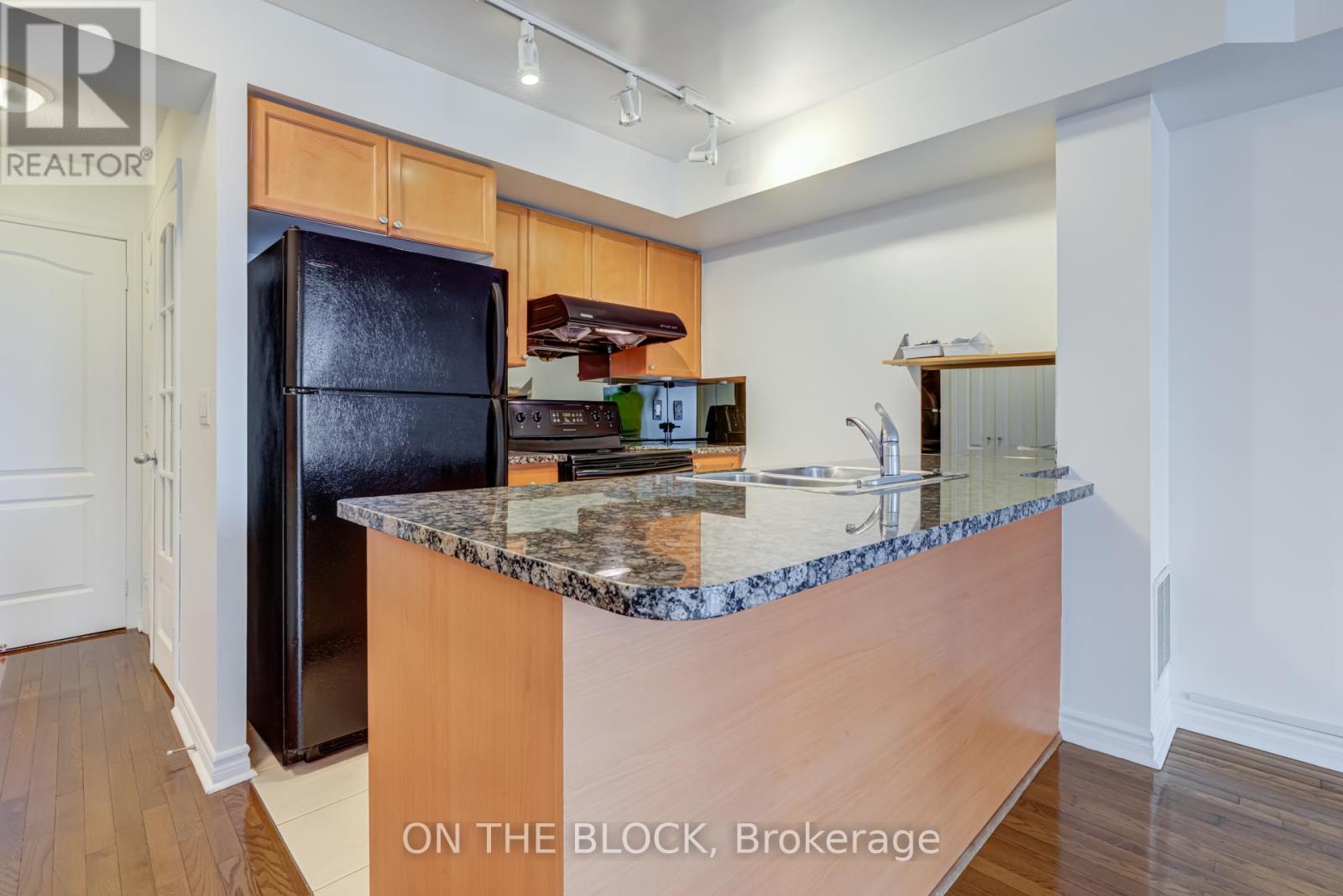 1604 - 33 Elm Drive W, Mississauga, Ontario  L5B 4M2 - Photo 8 - W12494304