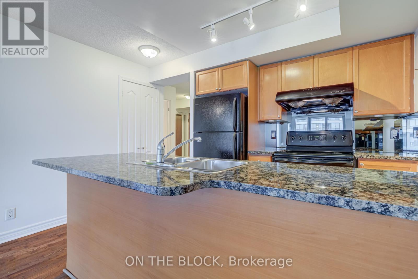 1604 - 33 Elm Drive W, Mississauga, Ontario  L5B 4M2 - Photo 9 - W12494304