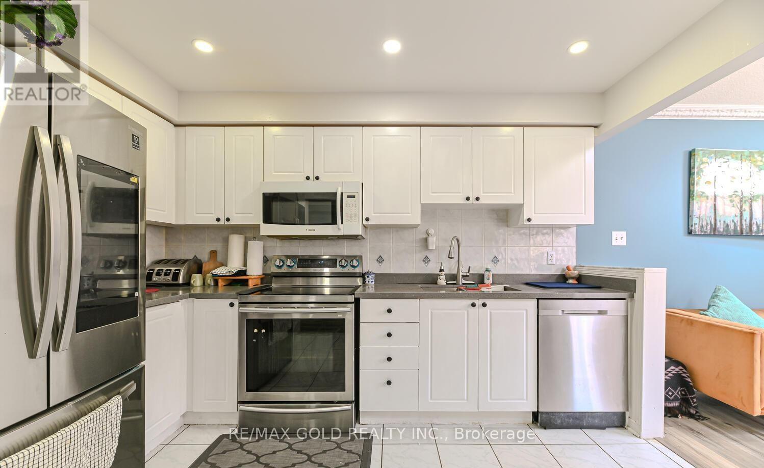 89 Black Forest Drive, Brampton, Ontario  L6R 2E6 - Photo 5 - W12490074