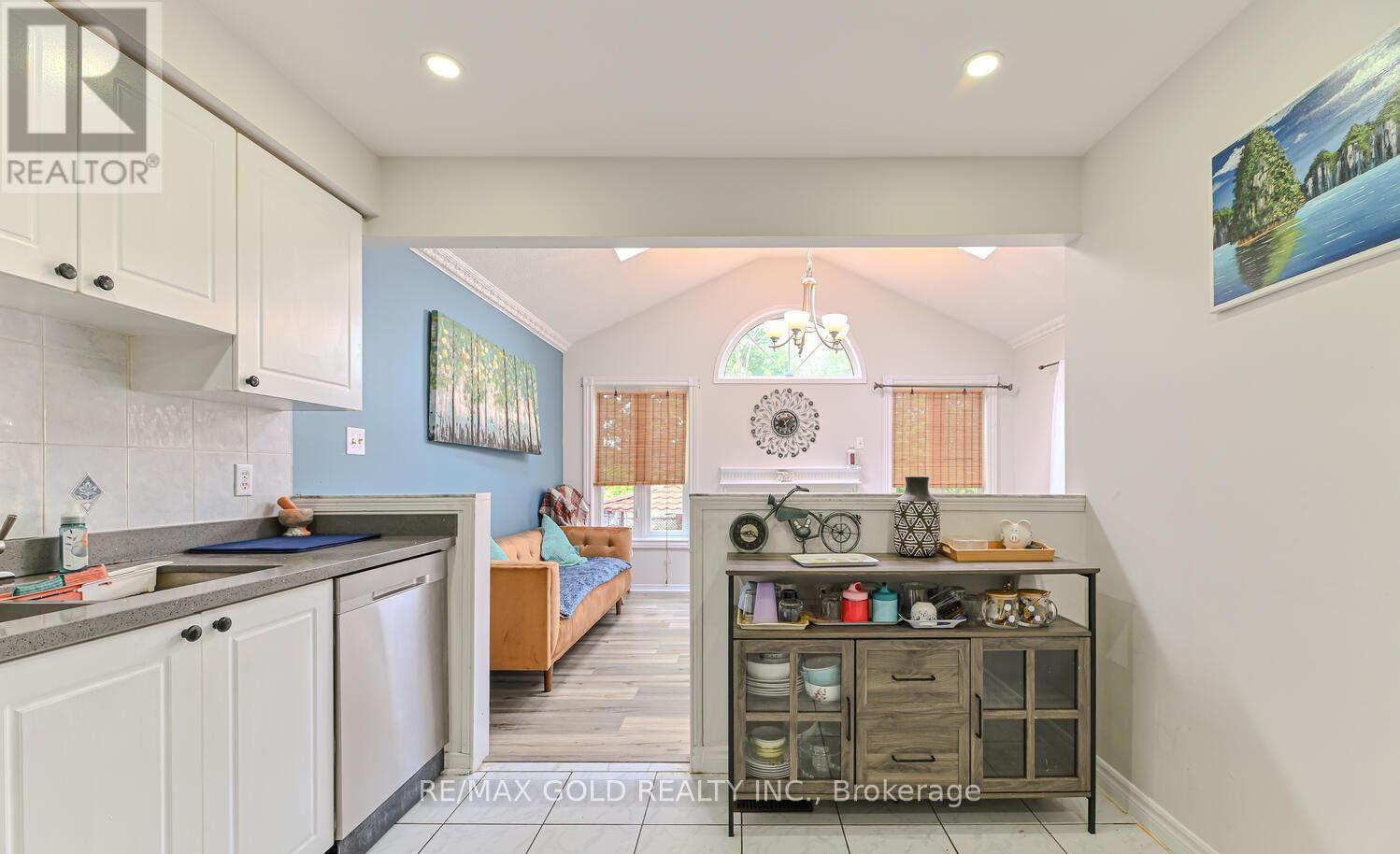 89 Black Forest Drive, Brampton, Ontario  L6R 2E6 - Photo 7 - W12490074