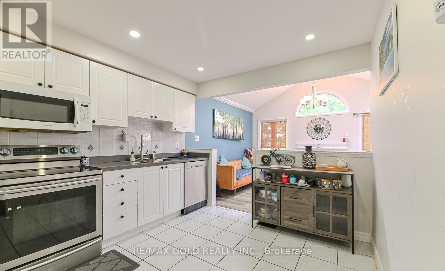 89 Black Forest Drive, Brampton, Ontario  L6R 2E6 - Photo 6 - W12490074