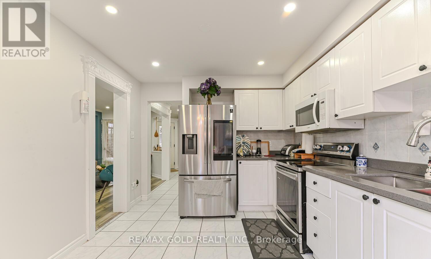 89 Black Forest Drive, Brampton, Ontario  L6R 2E6 - Photo 8 - W12490074