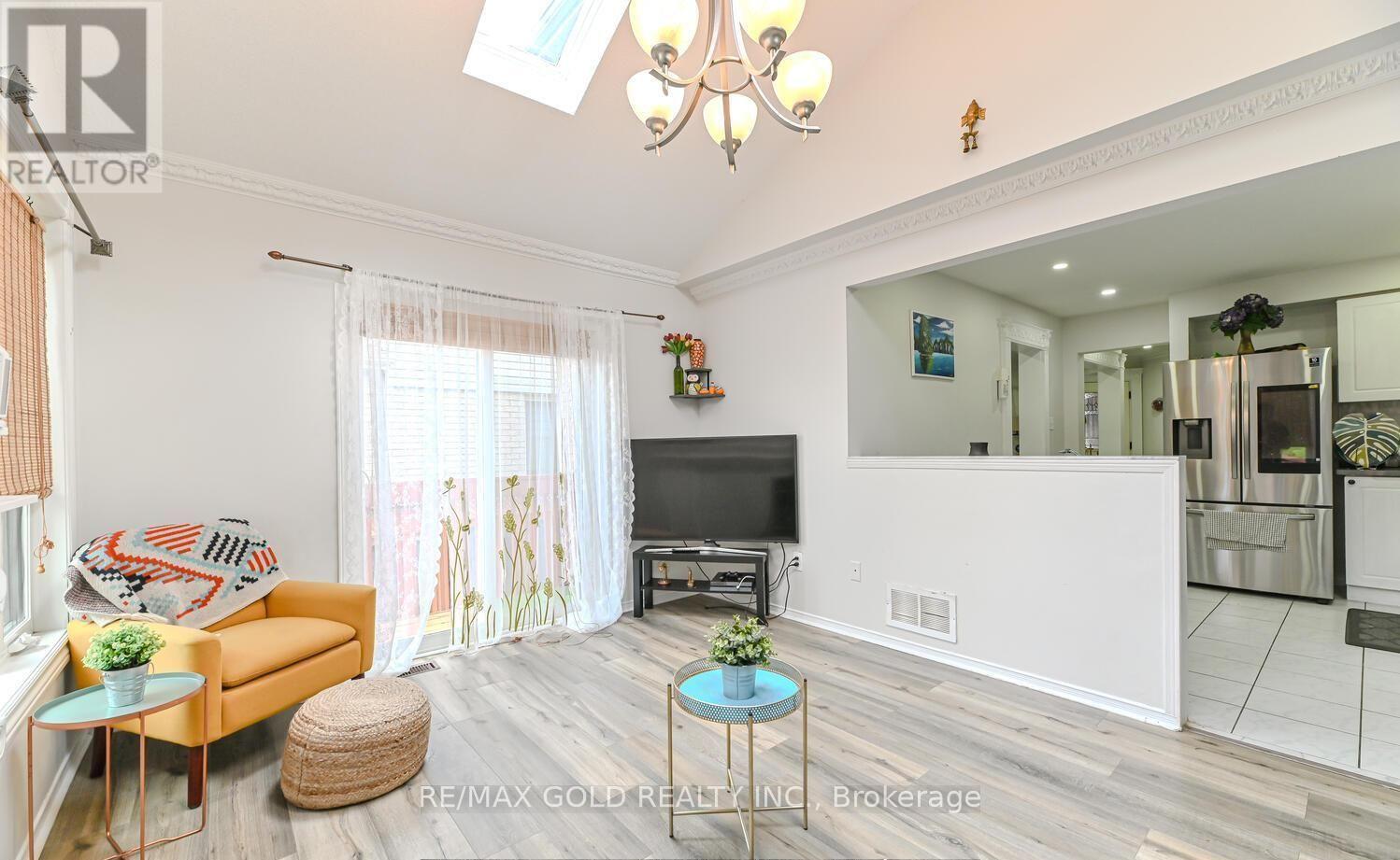 89 Black Forest Drive, Brampton, Ontario  L6R 2E6 - Photo 4 - W12490074