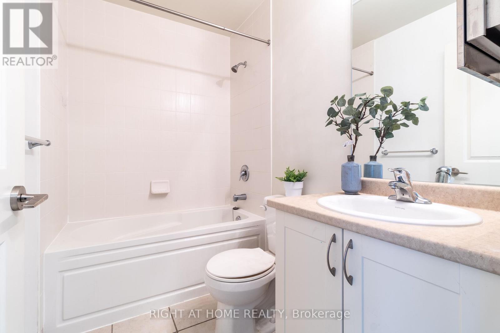 511 - 349 Rathburn Road W, Mississauga, Ontario  L5B 0G9 - Photo 12 - W12494312