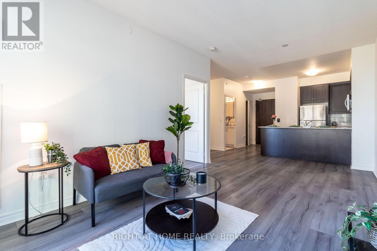 511 - 349 Rathburn Road W, Mississauga, Ontario  L5B 0G9 - Photo 2 - W12494312