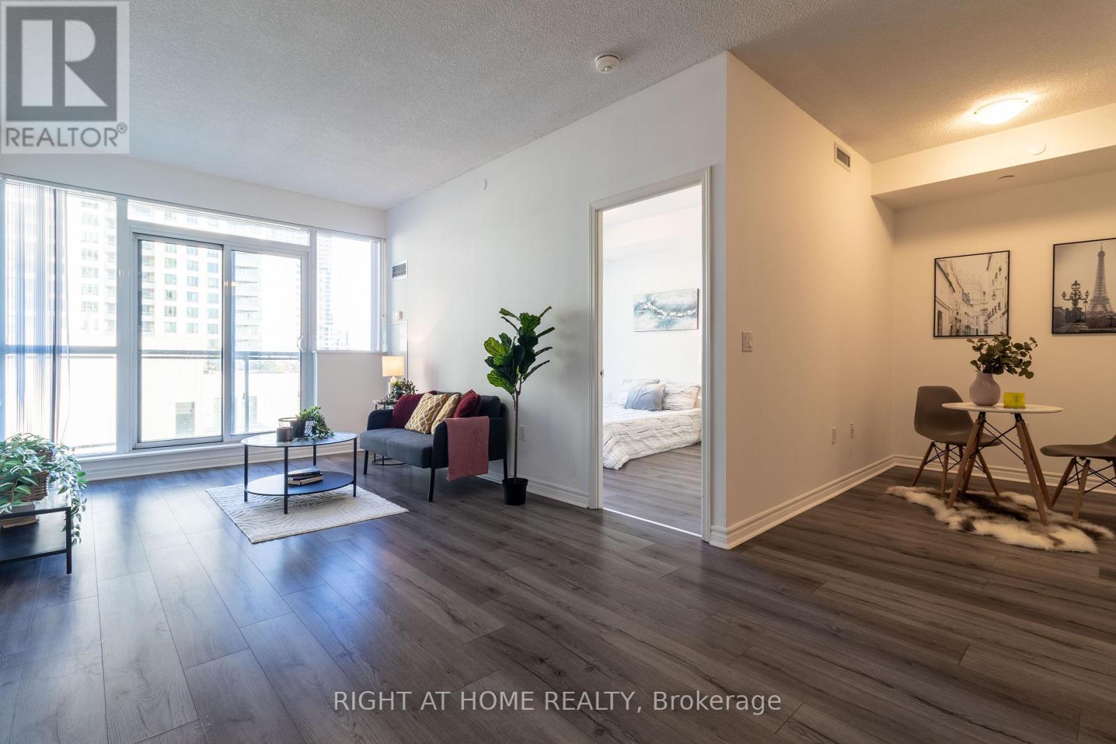 511 - 349 Rathburn Road W, Mississauga, Ontario  L5B 0G9 - Photo 3 - W12494312