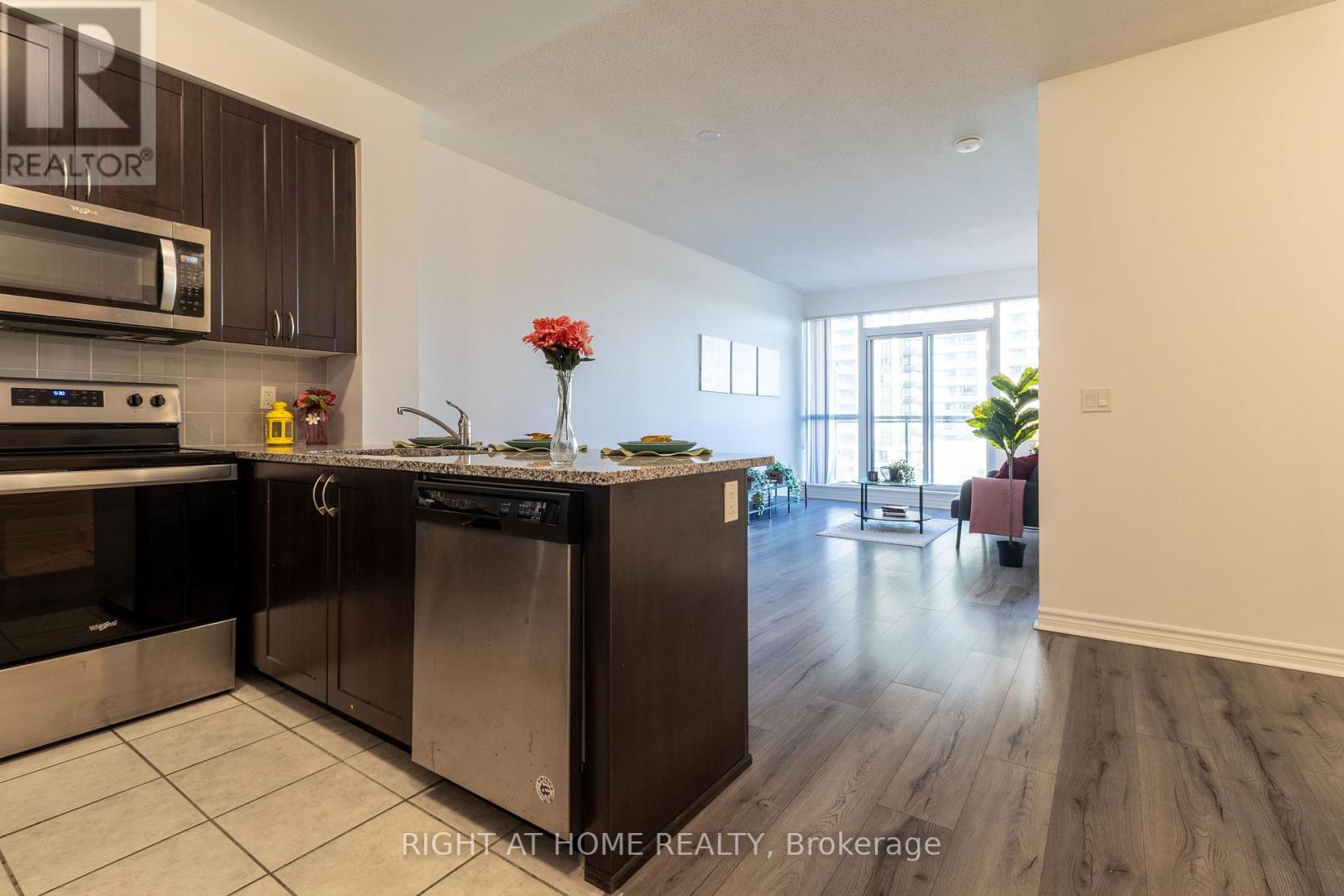 511 - 349 Rathburn Road W, Mississauga, Ontario  L5B 0G9 - Photo 8 - W12494312