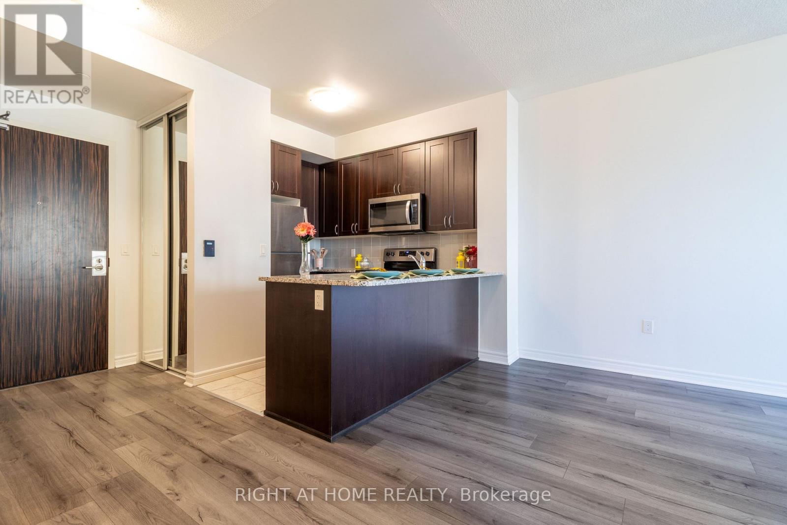 511 - 349 Rathburn Road W, Mississauga, Ontario  L5B 0G9 - Photo 9 - W12494312