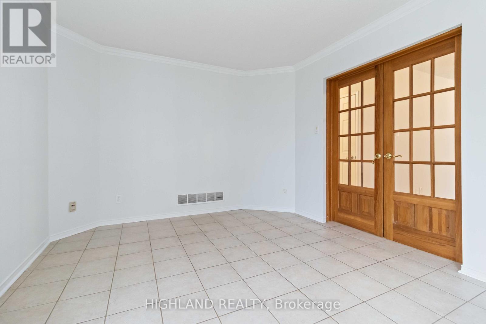 6329 Prairie Circle, Mississauga, Ontario  L5N 5V6 - Photo 4 - W12494340